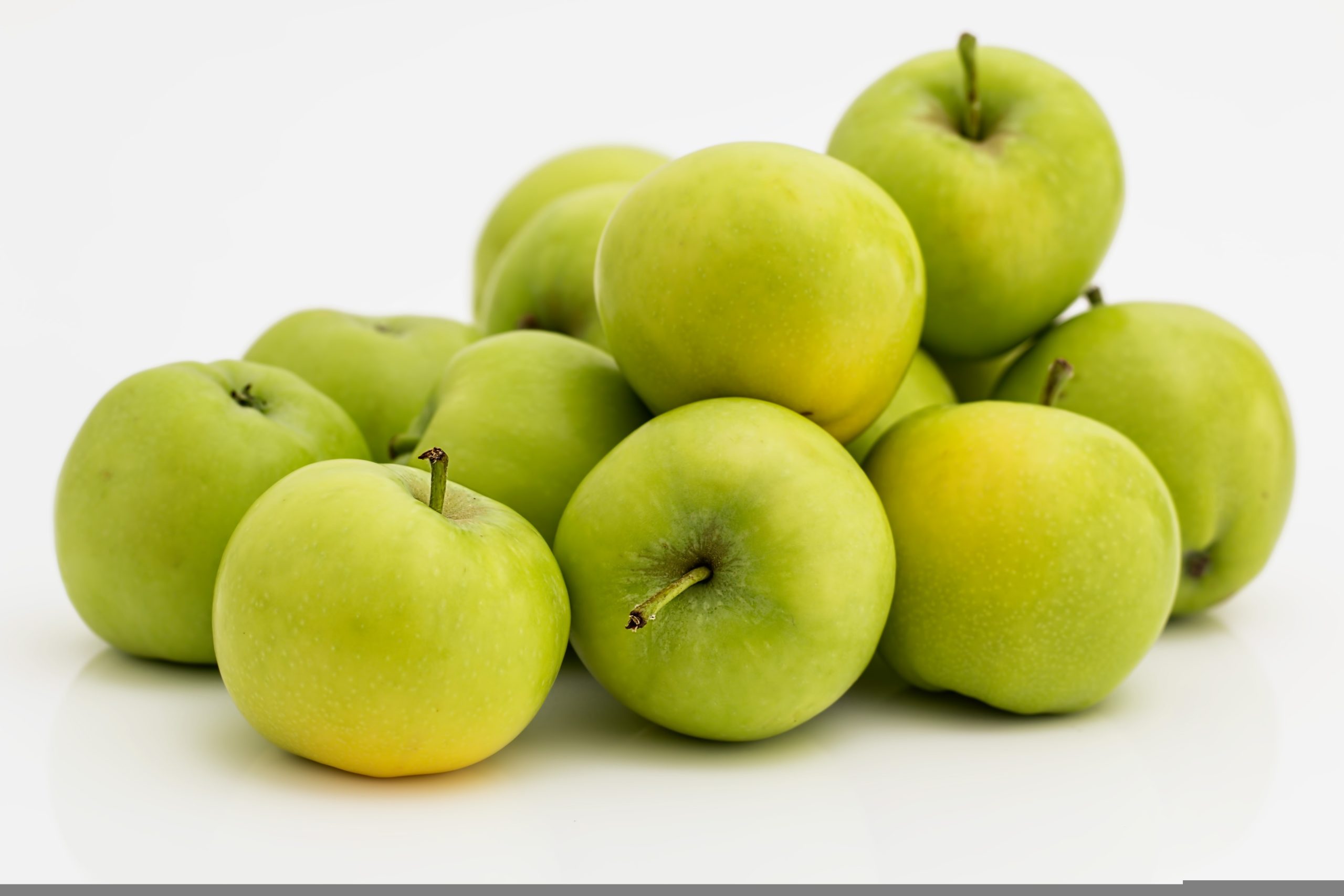 Mehrere grün gelbe Äpfel auf einem Haufen